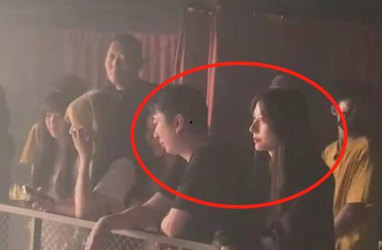 保定网红和她老公吃瓜,保定网红夫妇的甜蜜瓜田生活揭秘